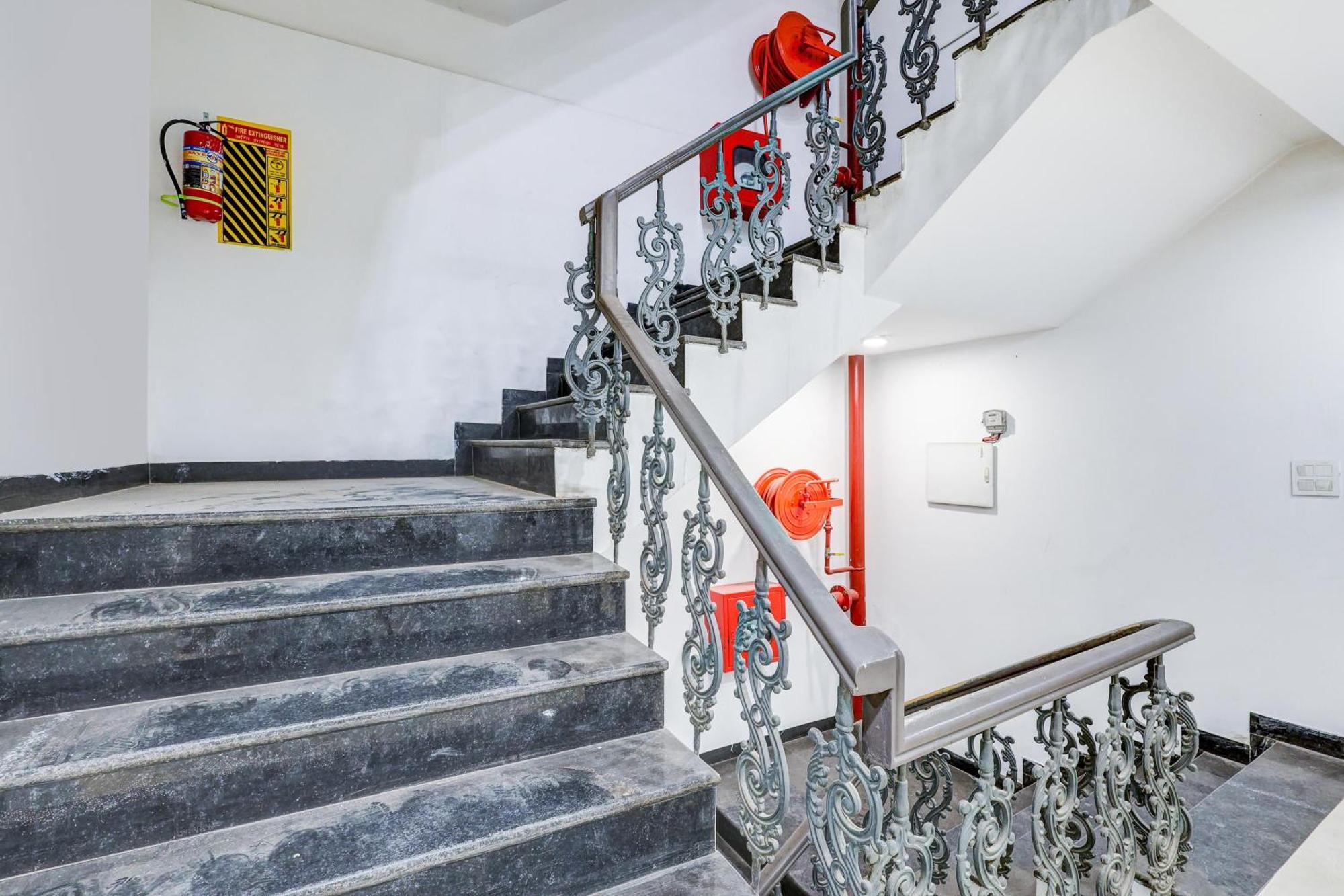 Hotel Super Collection O Shalimar Bagh Delhi  Exterior foto